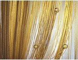 Золотистая нитяная шторка со стеклярусом-бусиной в виде ромба в сечении